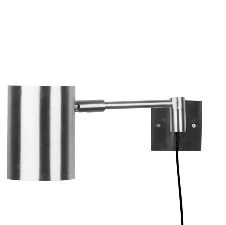 Hali acero mate lámpara de lectura De H. Skjalm P - La lámpara de pared Hali, de acero mate, es una lámpara sencilla y elegante, perfecta para la oficina, el pasillo o como lámpara de lectura en el dormitorio o junto al sofá.
