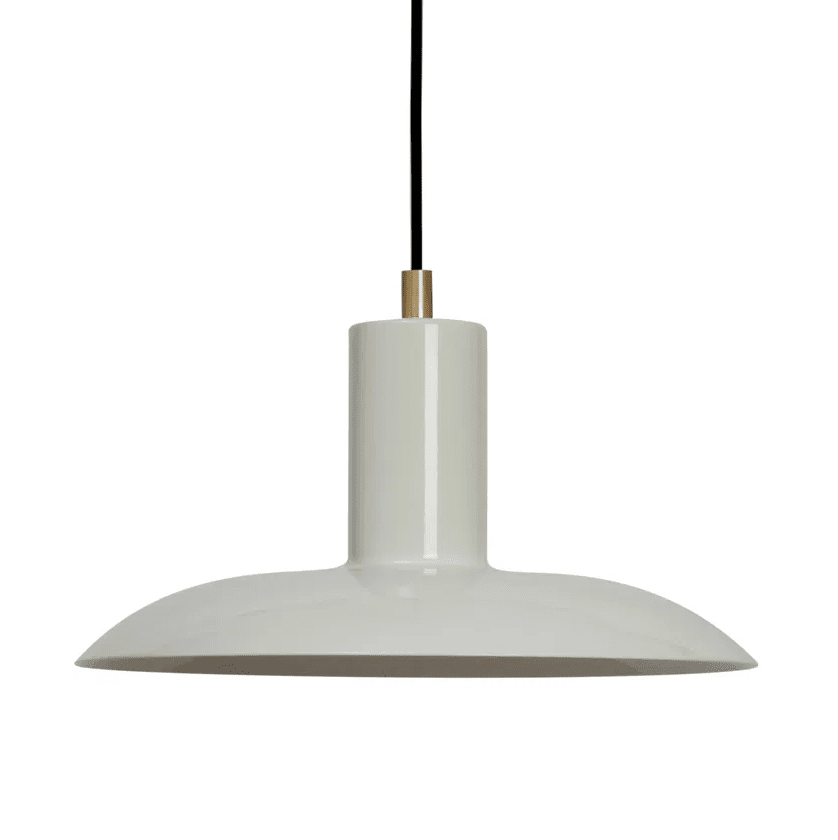Vega Ø25 Gris mate Lámpas de techo De H. Skjalm P - La lámpara colgante Vega es una elegante lámpara en color gris mate; Metal con detalles en latón que emiten una luz amplia y suave, creando un ambiente cálido y acogedor.