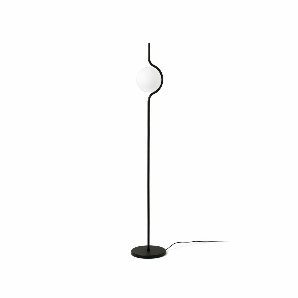 Le Vita Negro lámpara de pie De Faro Barcelona - Esta l&aacute;mpara de pie combina una pantalla de cristal suave con una fina estructura met&aacute;lica de dise&ntilde;o gr&aacute;fico, creando una sensaci&oacute;n de amplitud y sofisticaci&oacute;n.