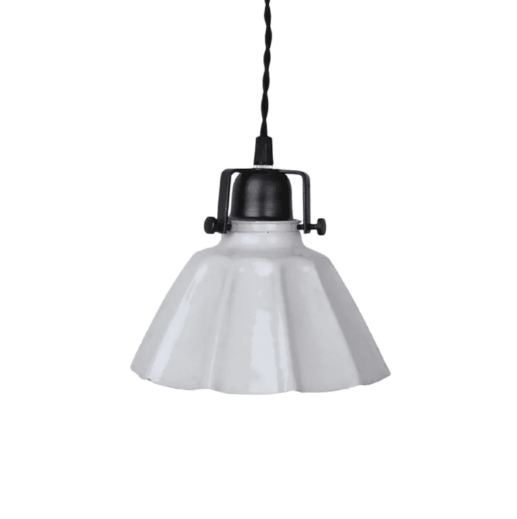 Margareta Ø18 Blanco lámpara de ventana De Strömshaga - Preciosa l&aacute;mpara de techo peque&ntilde;a con pantalla de chapa lacada en blanco y base de metal de color grafito oscuro.