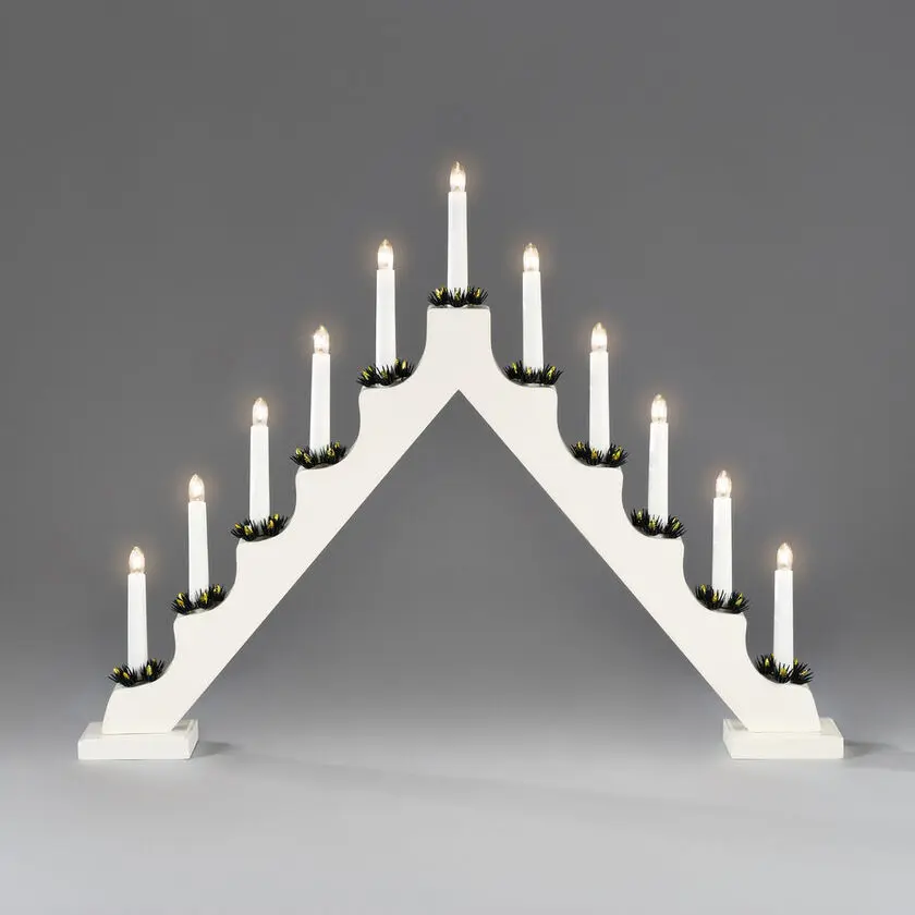 Candelabra 11 Lights Blanco De Konstsmide - Con sus 11 velas en forma trapezoidal cl&aacute;sica y pu&ntilde;os decorativos, crea un ambiente c&aacute;lido y festivo en el hogar.