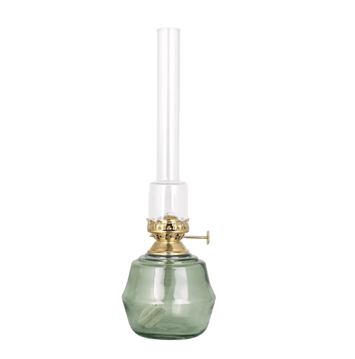 Kerosene Lamp Majken Mid Verde De Strömshaga - L&aacute;mpara de queroseno fabricada en vidrio tintado de color verde, que crea un hermoso tono de color al tiempo que proporciona una superficie transparente.