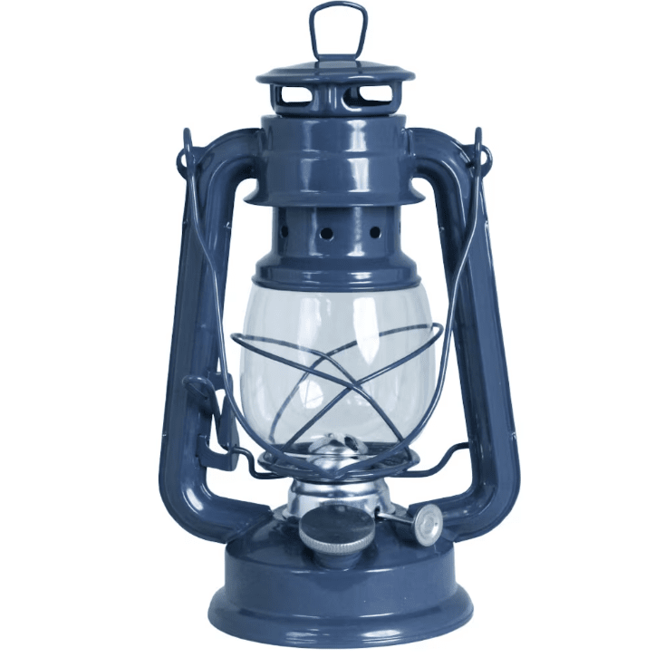Storm Lantern small Azul De Strömshaga - Una linterna de dise&ntilde;o cl&aacute;sico que encaja perfectamente en el cobertizo de embarcaciones, en la caba&ntilde;a o en la playa y garantiza la m&aacute;xima comodidad.