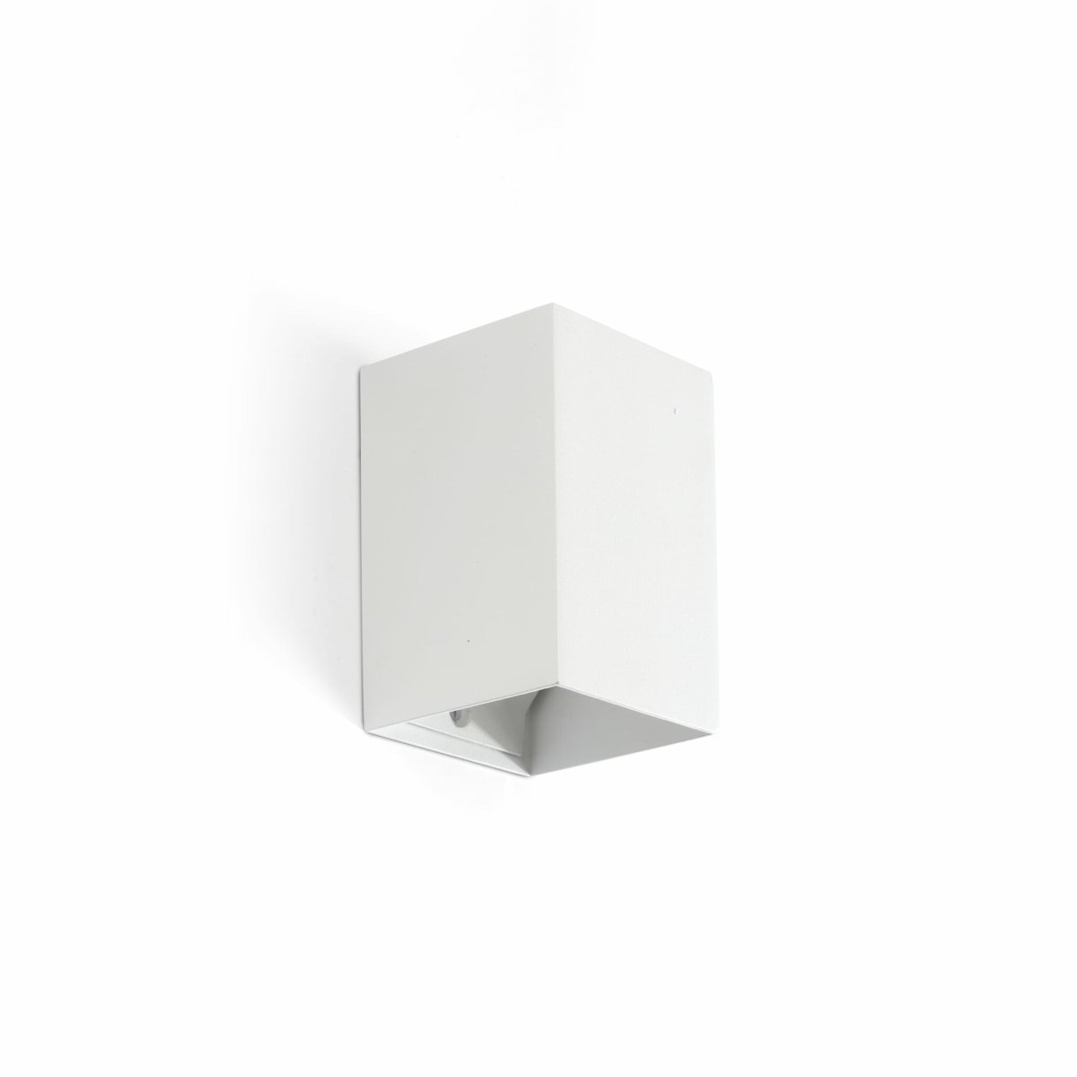 Lune 10cm Blanco lámpara de pared De Faro Barcelona - Lune es una l&aacute;mpara de pared cuadrada con acabado blanco mate que se integra a la perfecci&oacute;n en pasillos, corredores y otras zonas de paso.