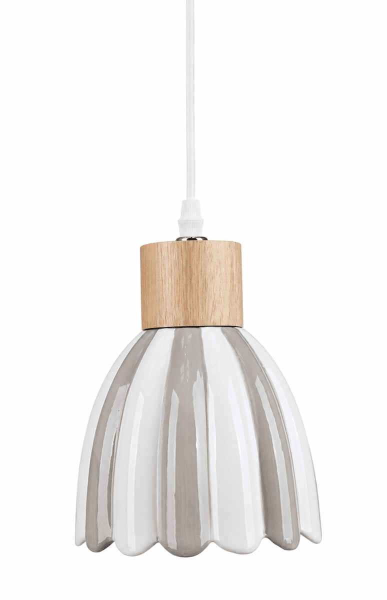 Poppy Ø15 Blanco/beige lámpara de ventana De Pixie Design - Poppy es una encantadora l&aacute;mpara de ventana de cer&aacute;mica con una forma ligeramente redondeada y detalles decorativos de madera que le dan un toque natural.