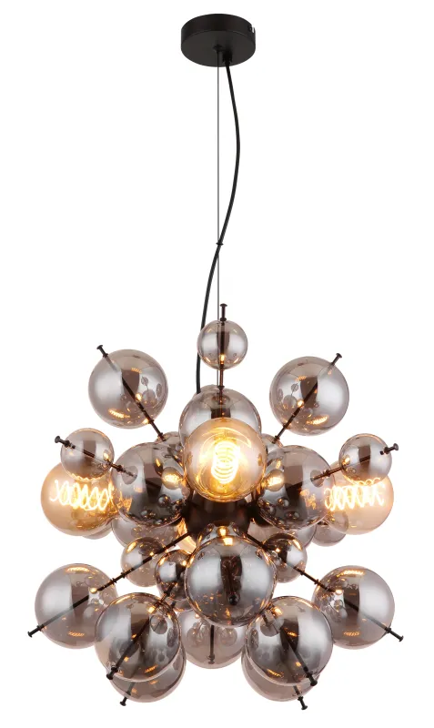 Udo Ø50 Color humo Lámpas de techo De Globo Lighting - Dess unika design imponerar med en rund form d&auml;r eleganta metallst&auml;nger sammanl&auml;nkas med dekorativa kulor i olika storlekar.