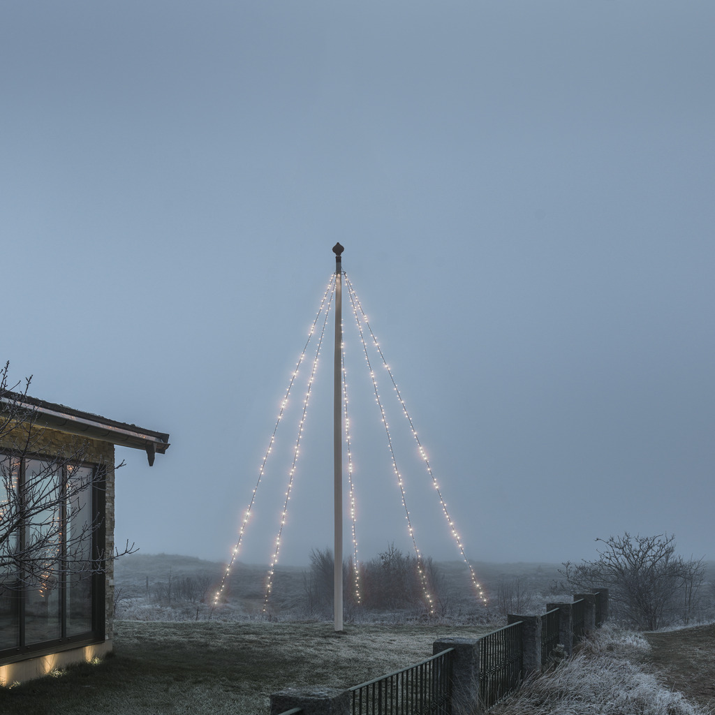 Iluminación Para Asta De Bandera Warm White 5m Negro De Konstsmide - Luces de cadena con asta de bandera con 5 bucles y 100 luces LED de color blanco cálido y esmerilado que crean un brillo elegante e invernal.