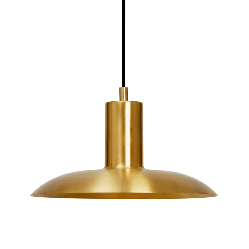 Vega Ø25 Latón mate Lámpas de techo De H. Skjalm P - La l&aacute;mpara colgante Vega es una elegante l&aacute;mpara realizada en lat&oacute;n mate que emite una luz amplia y suave, creando un ambiente c&aacute;lido y acogedor.