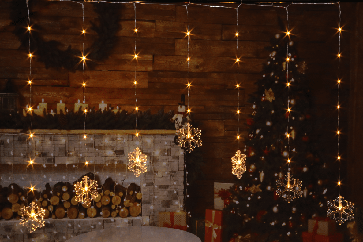 Cortina De Luces Con Efecto De Nieve 1,2m De Pixie Design - Con sus hermosos copos de nieve y c&aacute;lidos rayos de luz, esta cortina de luces es ideal para alegrar las noches de invierno.
