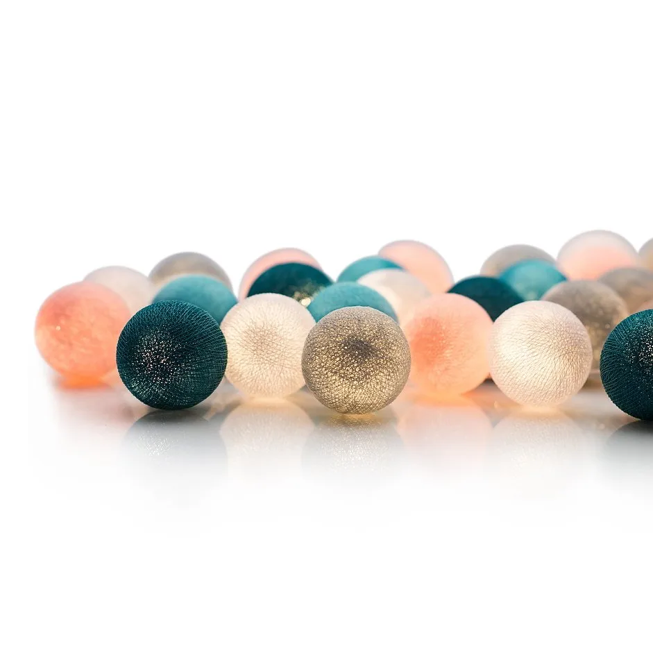 Irislights Spring 20-lights Multicolor De Irislights - Las luces de cadena Irislights Spring presentan esferas artesanales en tonos pastel claros como rosa, azul, gris y verde esmeralda, que aportan un toque de color elegante.