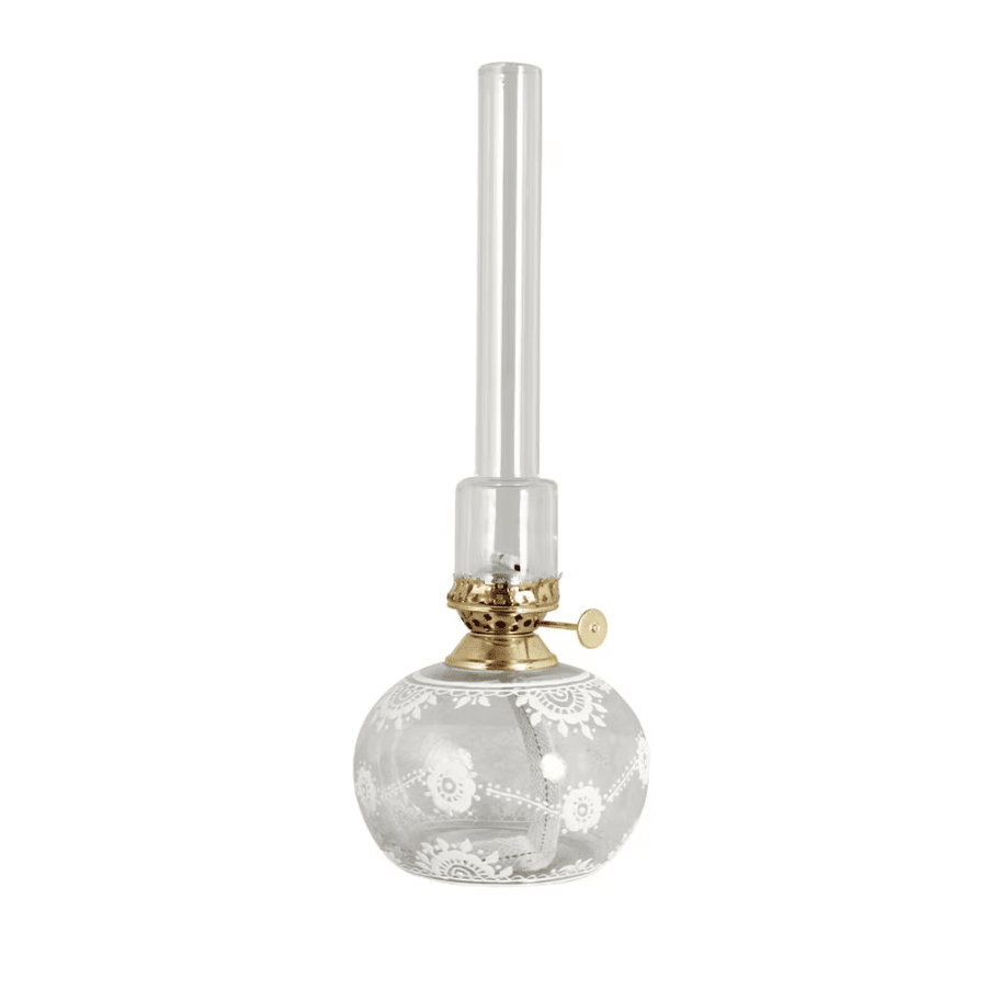 Kerosene lamp Oval Marja Transparente De Strömshaga - Una hermosa l&aacute;mpara de queroseno redonda de vidrio transparente con hermosas flores blancas artesanales, quemador de lat&oacute;n y tubo de vidrio transparente.