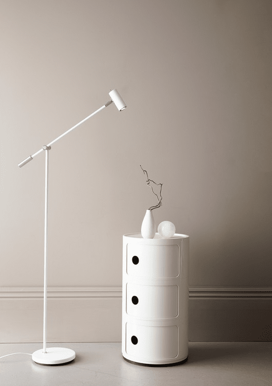 Cato Regulable Blanco mate lámpara de pie De Belid - Con ajuste de altura entre 100 y 134 cm, una pantalla de 4 cm de di&aacute;metro y una robusta base de 20 cm, Cato combina a la perfecci&oacute;n forma y funcionalidad.