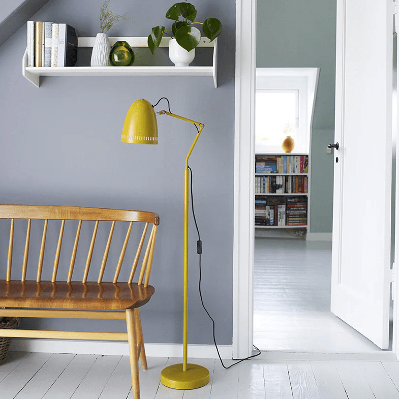 Dynamo 1 Amarillo lámpara de pie De Superliving - La l&aacute;mpara de pie Dynamo, fabricada en metal mate en amarillo mostaza, es una soluci&oacute;n de iluminaci&oacute;n elegante y pr&aacute;ctica.