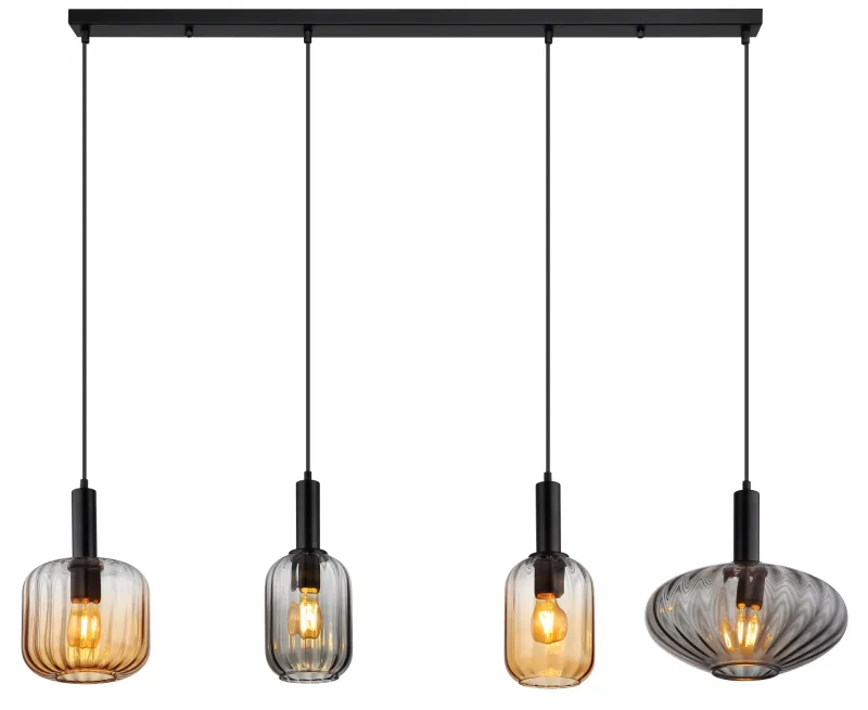 Valletta 127cm Negro Lámpas de techo De Globo Lighting - &nbsp;Den mattsvarta metallstommen ger lampan en elegant och sofistikerad karakt&auml;r, medan de fyra h&auml;ngande glaskuporna i olika former och f&auml;rger &ndash; tv&aring; i varm b&auml;rnsten och tv&aring; i r&ouml;kf&auml;rgat glas &ndash; skapar en unik och levande ljusbild.