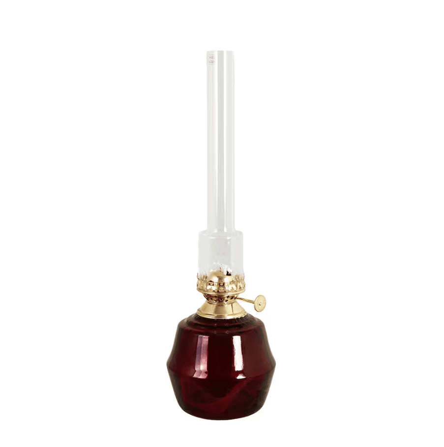 Kerosene Lamp Majken Mid ROJO De Strömshaga - L&aacute;mpara de queroseno de vidrio tintado color burdeos, que crea un hermoso tono a la vez que conserva la transparencia de su superficie.
