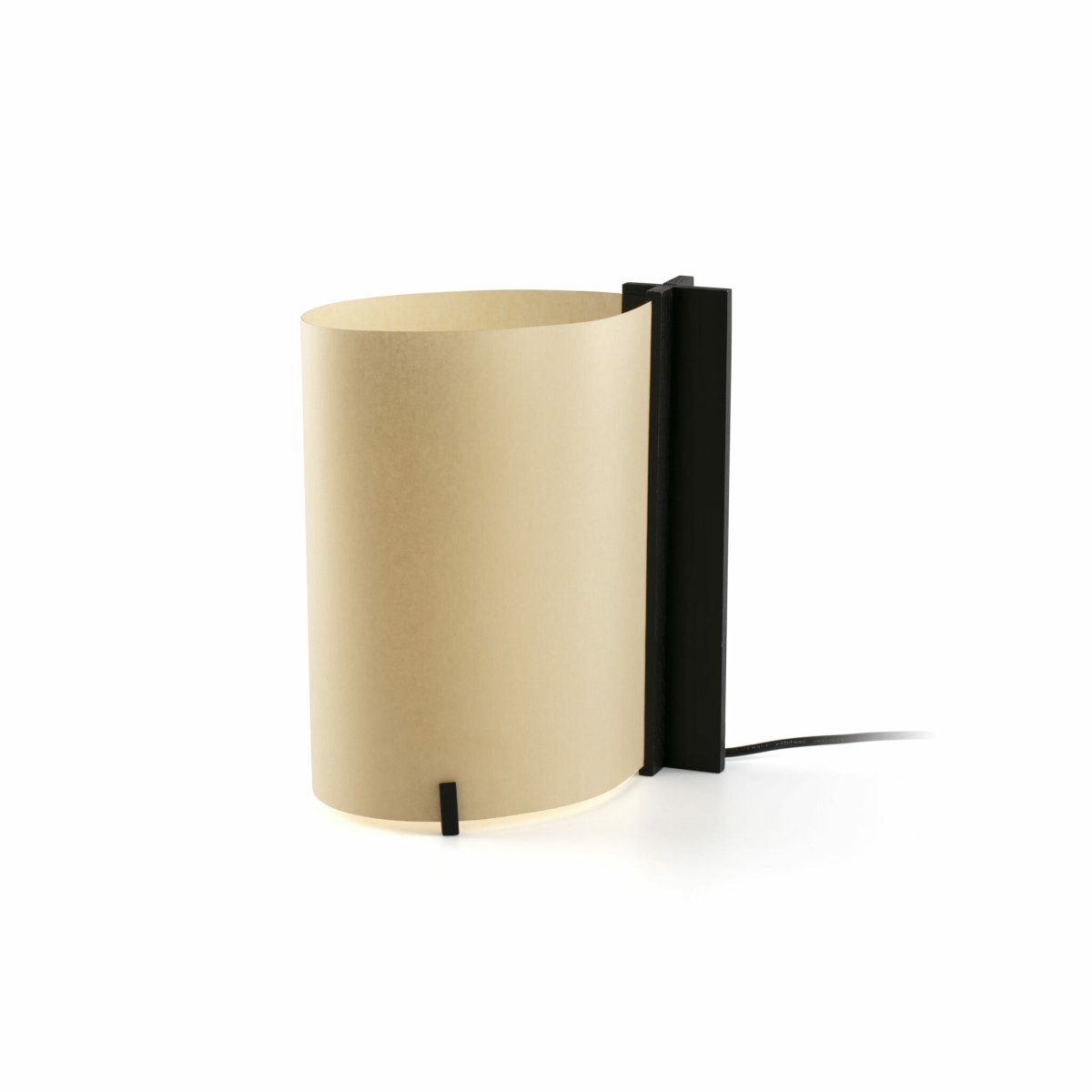 Cata 25cm Negro lámpara de mesa De Faro Barcelona - Fabricada con madera certificada y sostenible, Cata combina un sofisticado acabado negro con un claro enfoque en el medio ambiente.