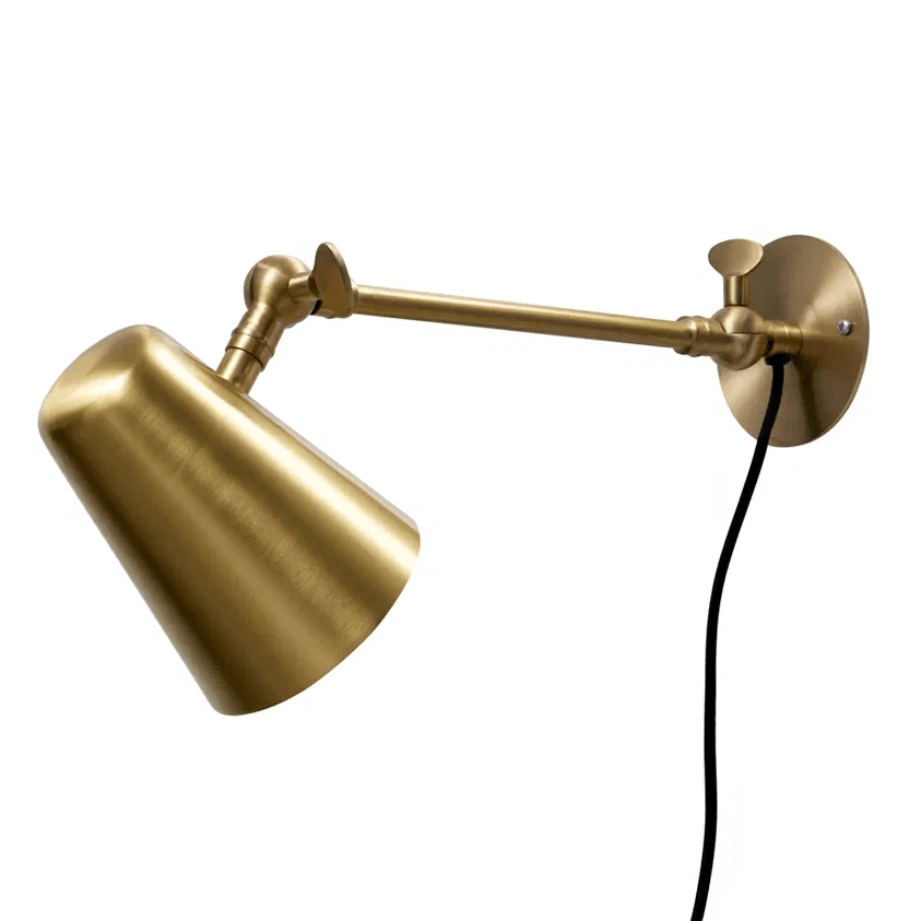 Vala Long 42cm Latón mate lámpara de pared De H. Skjalm P - Encaja perfectamente en el pasillo, junto a la encimera de la cocina o como luz de noche junto a la cama.