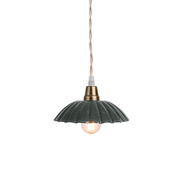 Ingrid Pequeño Ø16 Verde oscuro lámpara de ventana De Strömshaga - Pequeña lámpara de techo de color verde oscuro realizada en chapa metálica con pantalla plisada y cable textil trenzado en color natural.