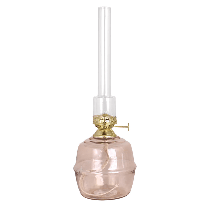 Kerosene Lamp Majken Big Rosa De Strömshaga - L&aacute;mpara de queroseno de gran tama&ntilde;o fabricada en cristal tintado de color rosa ceniza, que crea una bonita tonalidad manteniendo una superficie transparente.