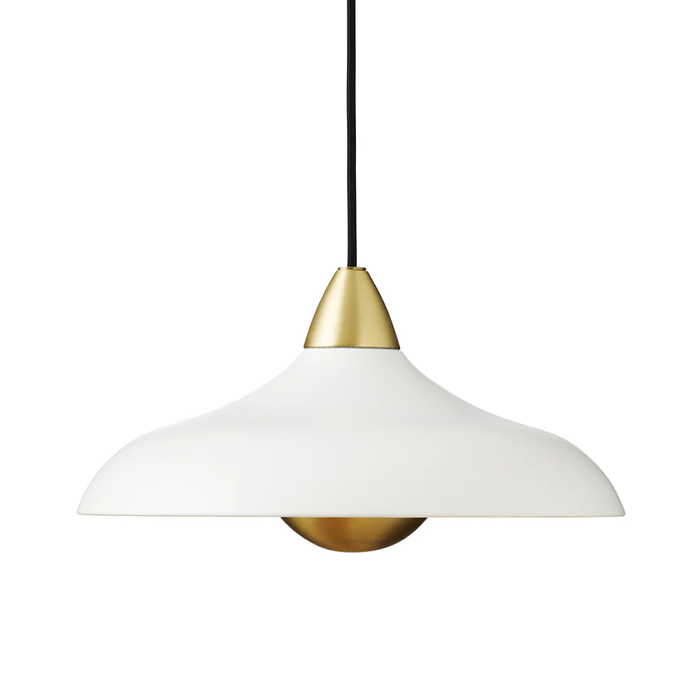 Urban Wide Ø36 Blanco Lámpas de techo De Superliving - Embellece tu hogar con la moderna lámpara colgante Urban Wide, una elegante combinación de acabado blanco mate y elegantes detalles de latón.