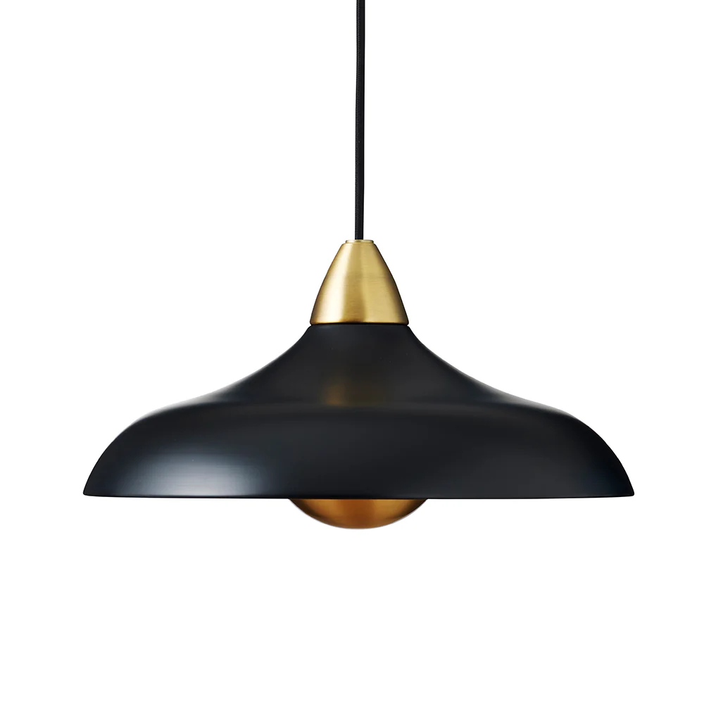 Urban Wide Ø36 Negro Lámpas de techo De Superliving - Embellece tu hogar con la moderna l&aacute;mpara colgante Urban Wide, una elegante combinaci&oacute;n de acabado negro mate y elegantes detalles de lat&oacute;n.
