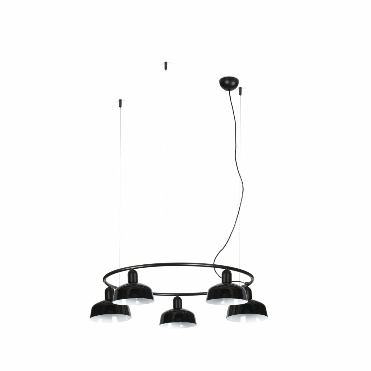 Tatawin Ø90 Negro Lámpas de techo De Faro Barcelona - Tatawin es una l&aacute;mpara de techo con estructura negra y cinco pantallas met&aacute;licas negras que emiten una luz dirigida y atmosf&eacute;rica.