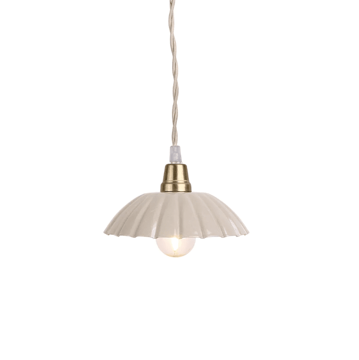 Ingrid Pequeño Ø16 Beige lámpara de ventana De Strömshaga - Pequeña lámpara de techo de color beige realizada en chapa metálica con pantalla plisada y cable textil trenzado en color natural.
