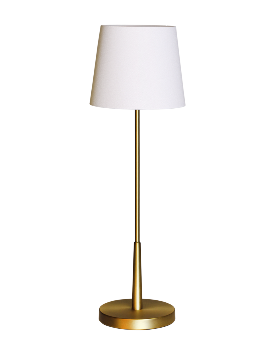 Lumi 68cm Oro lámpara de mesa De By Rydéns - La combinaci&oacute;n de una pantalla blanca, que proporciona una hermosa distribuci&oacute;n de la luz, y la base de la l&aacute;mpara de lat&oacute;n le da elegancia a la habitaci&oacute;n.