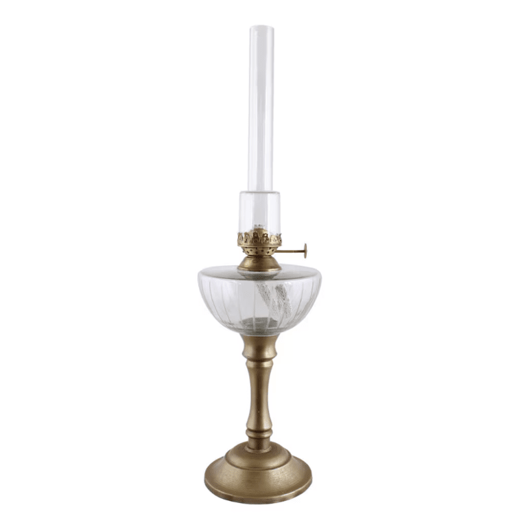 Kerosene table lamp Oro/latón De Strömshaga - Maravillosa l&aacute;mpara de queroseno encendida Base con quemador y base de metal con acabado en lat&oacute;n antiguo, carcasa de aceite fabricada en cristal transparente con dibujo grabado.