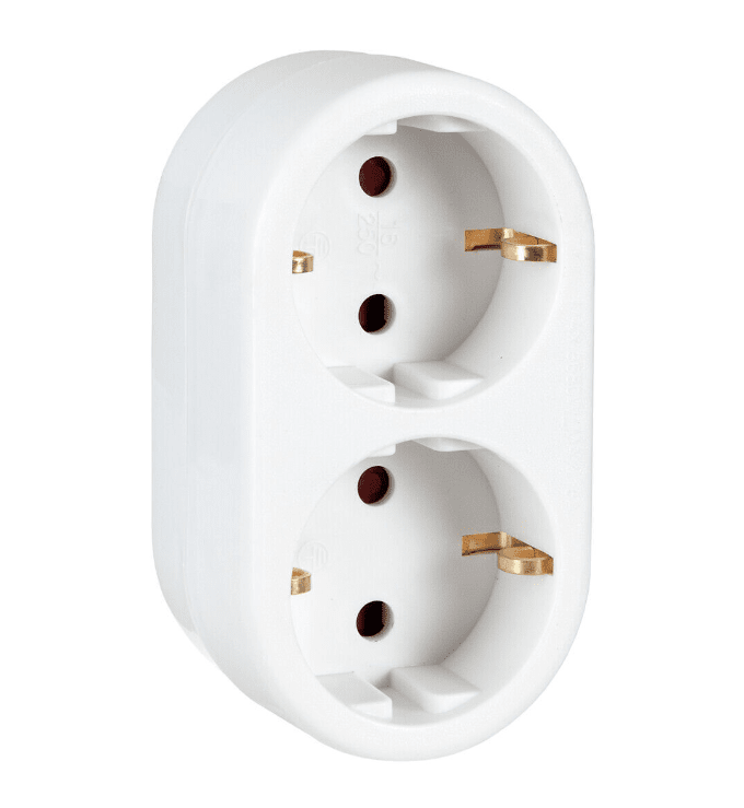 Adaptador En Y Con 2 Tomas De Airam - Conector de derivaci&oacute;n con contacto de protecci&oacute;n de color blanco para uso interior para cables con enchufes Euro o Schuko.