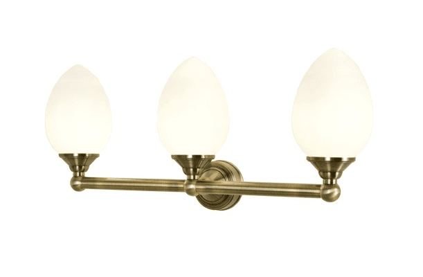 Luigi 55cm Antigüedad lámpara de baño De Aneta Lighting - Luigi es un elegante aplique de pared realizado en latón antiguo con tres preciosas pantallas de color blanco opalino que emiten una luz blanca cálida, suave y acogedora.