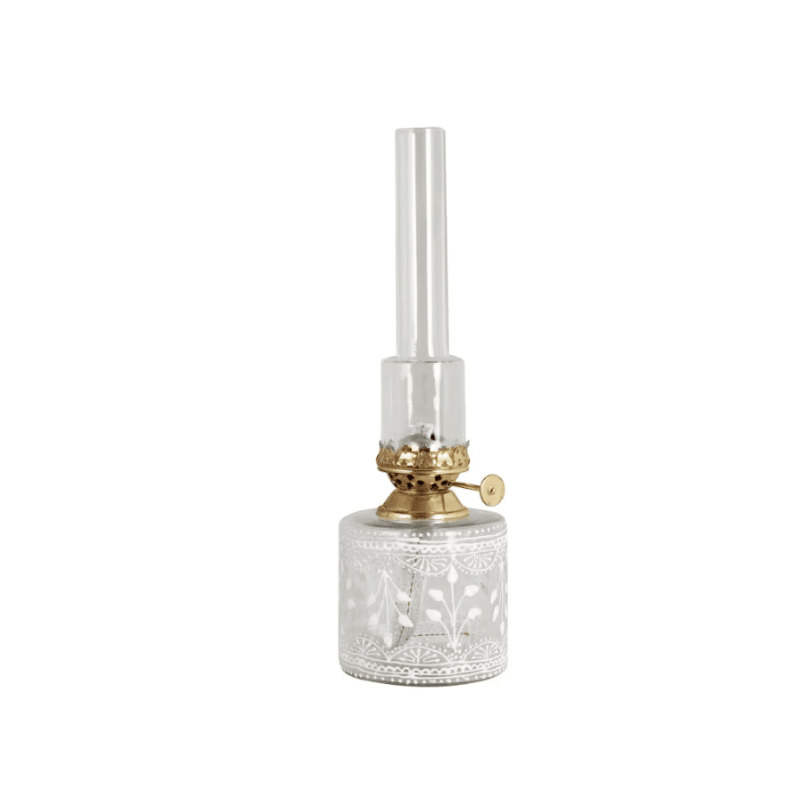 Imagen ampliada de Kerosene Lamp Straight Marja Transparente De Strömshaga - Una hermosa l&aacute;mpara de queroseno de vidrio transparente con hermosas flores blancas artesanales, quemador de lat&oacute;n y tubo de vidrio transparente.