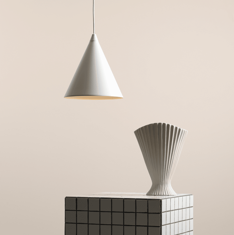 Form Ø24 Blanco Lámpas de techo De Artera - Colócala sobre la mesa del comedor, en la cocina o en el salón y crea un ambiente limpio y elegante con una agradable luz descendente.