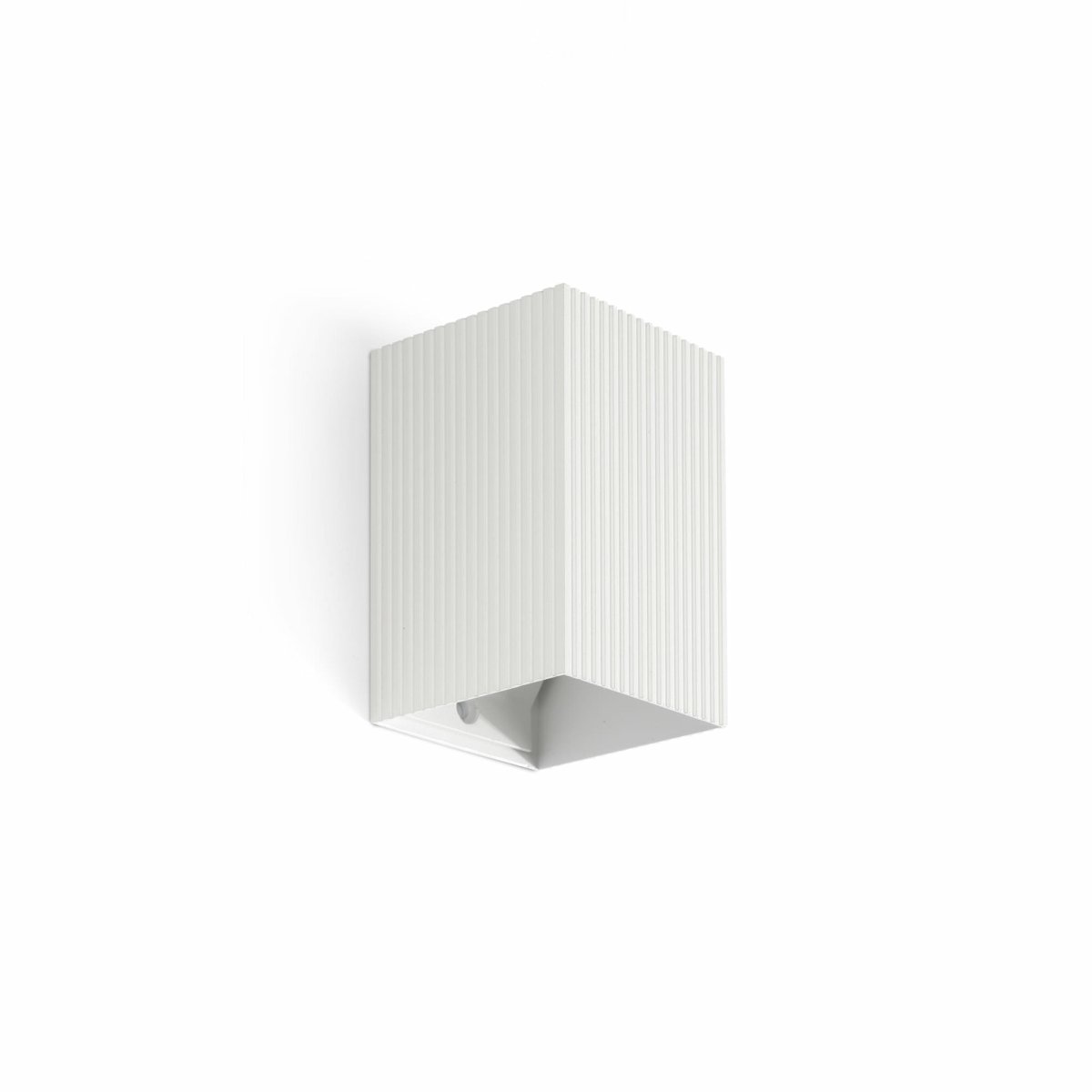 Lune 10cm Blanco acanalado lámpara de pared De Faro Barcelona - Su dise&ntilde;o compacto la hace ideal para pasillos y zonas de paso, proporcionando una iluminaci&oacute;n eficaz sin ocupar espacio.