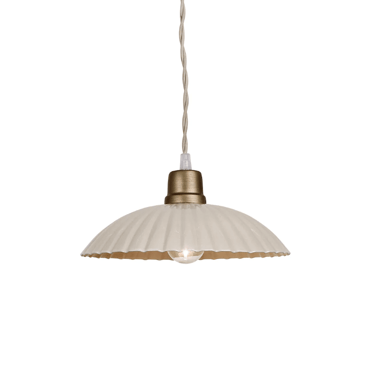 Ingrid Grande Ø24 Beige lámpara de ventana De Strömshaga - Lámpara de techo de color beige realizada en chapa metálica con pantalla plisada y cable textil trenzado en color natural.