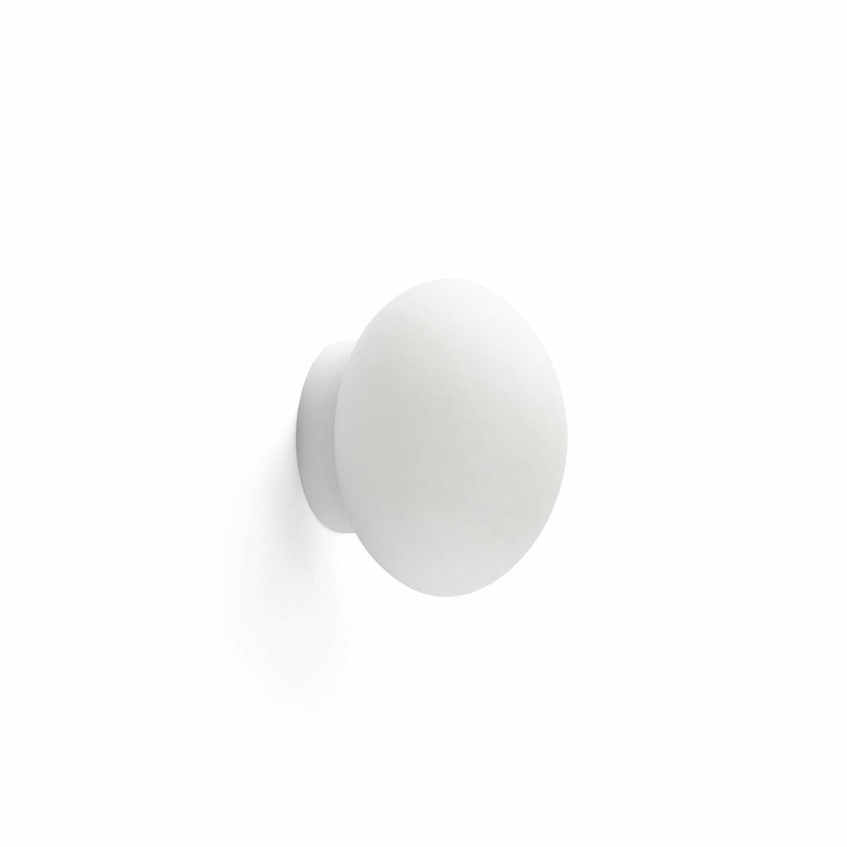 Imagen ampliada de Nubo Ø15 Blanco lámpara de baño De Faro Barcelona - Gracias a su grado de protecci&oacute;n IP44, es resistente a la humedad y se integra perfectamente en ba&ntilde;os y pasillos.