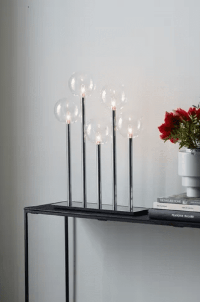 Levels Cromo De Markslöjd - Las luces tienen diferentes alturas y cada fuente de luz est&aacute; encerrada en una esfera de vidrio transparente.