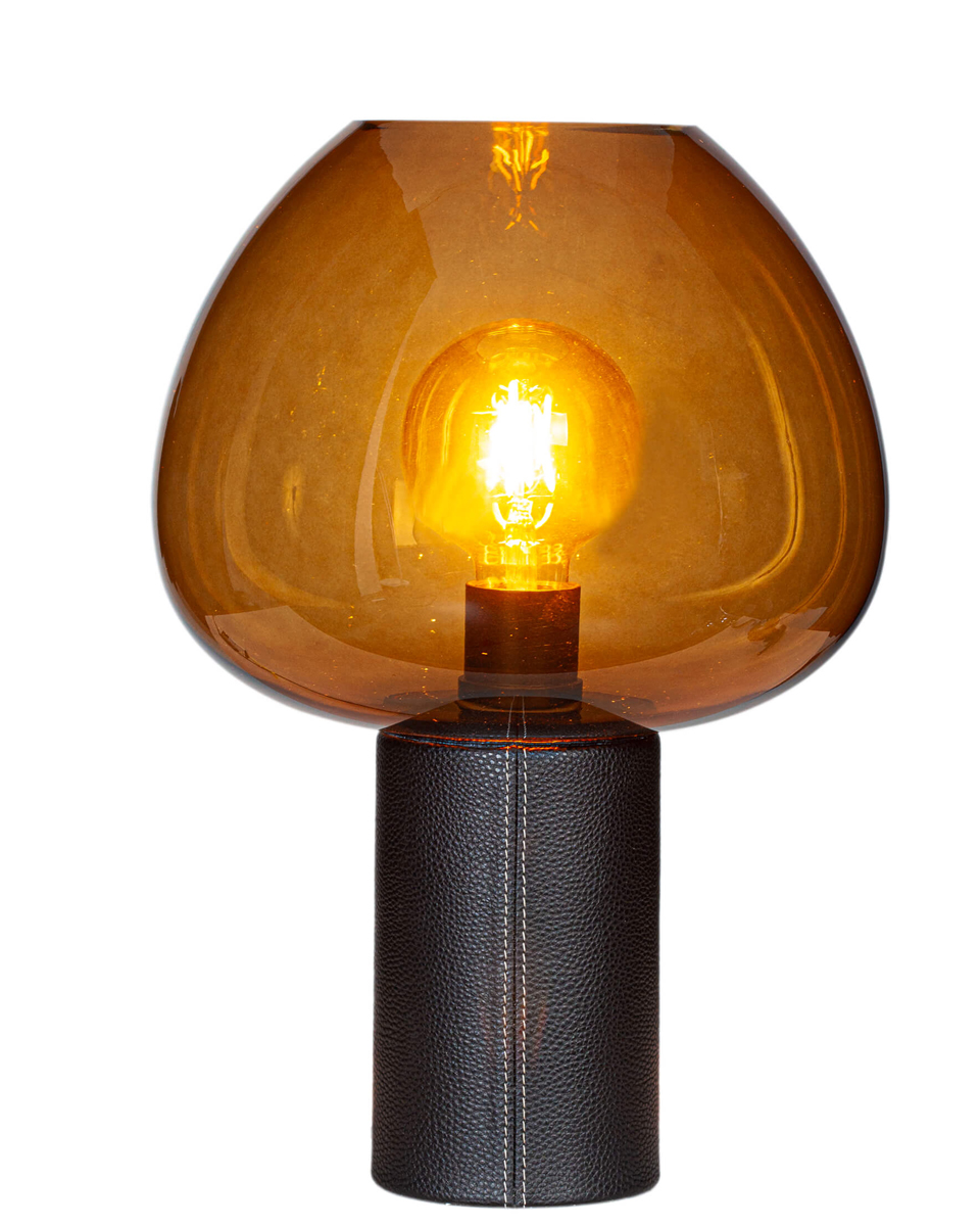 Cozy 42cm brandy lámpara de mesa De By Rydéns - La pantalla est&aacute; formada por una gran c&uacute;pula de cristal que proporciona a la fuente de luz una luz agradable.