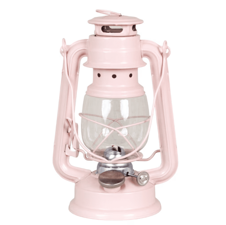 Storm Lantern small Rosa De Strömshaga - Una l&aacute;mpara de queroseno de dise&ntilde;o cl&aacute;sico que constituye un bello detalle interior y difunde una bella luz tanto en interiores como en exteriores.