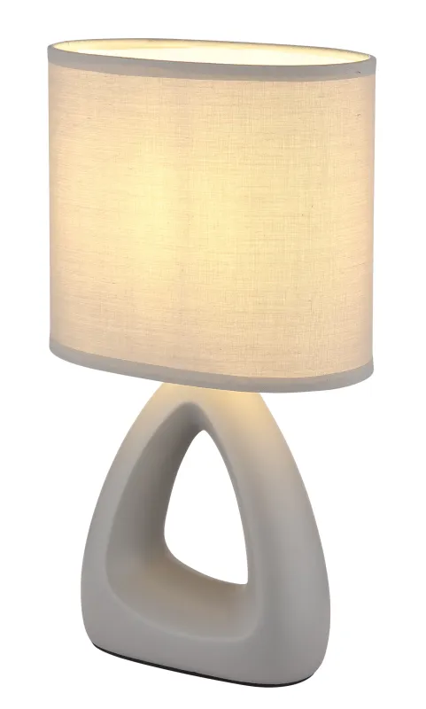 Triangle 30cm Gris lámpara de mesa De Globo Lighting - Den triangelformade basen med ett stilrent utskuret h&aring;l ger ett modernt intryck, medan den ovala textilsk&auml;rmen i gr&aring; f&auml;rg sprider ett behagligt och j&auml;mnt ljus.