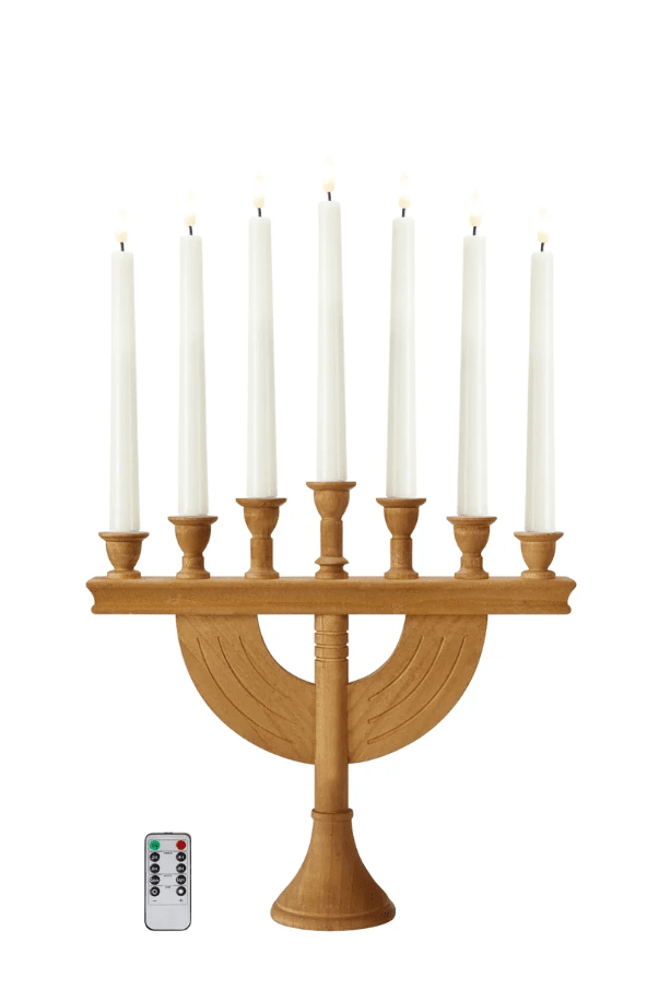 Torpa 7L mancha marrón De Markslöjd - Torpa es un elegante portavelas de Adviento de siete brazos, fabricado en madera te&ntilde;ida de marr&oacute;n, con un dise&ntilde;o cl&aacute;sico y atemporal.