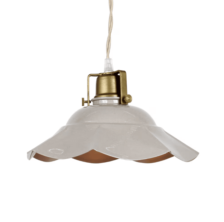 Frida Ø25 Beige lámpara de ventana De Strömshaga - La lámpara tiene un cable textil trenzado de color natural y un casquillo de latón.