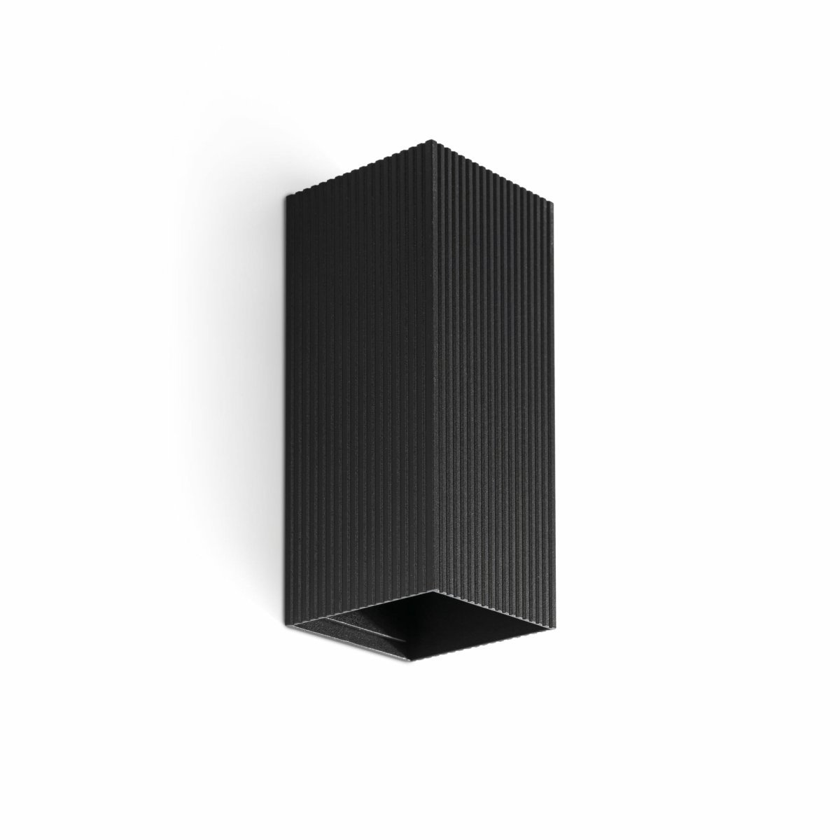 Lune 15cm Negro lámpara de pared De Faro Barcelona - Combina una iluminaci&oacute;n funcional y eficiente con una superficie moderna y texturizada que aporta dinamismo.