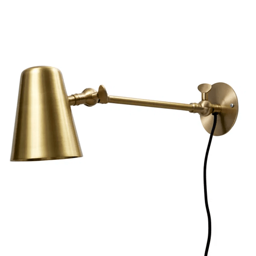 Vala Long 42cm Latón mate lámpara de pared De H. Skjalm P - Encaja perfectamente en el pasillo, junto a la encimera de la cocina o como luz de noche junto a la cama.