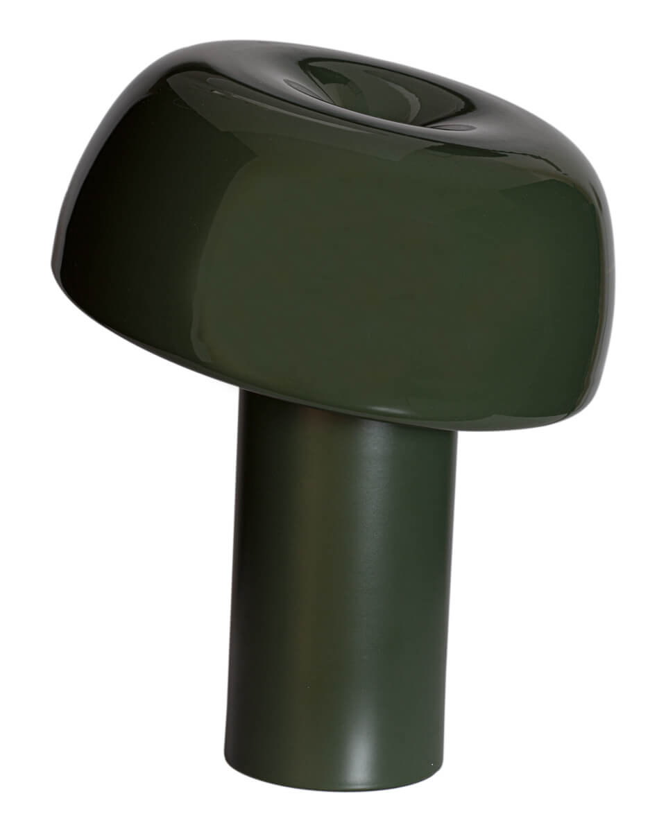 Lean on Me 40cm Verde oscuro lámpara de mesa De By Rydéns - La l&aacute;mpara est&aacute; hecha de metal, con la base de la l&aacute;mpara con un acabado mate y la pantalla con un acabado brillante, creando un hermoso contraste.
