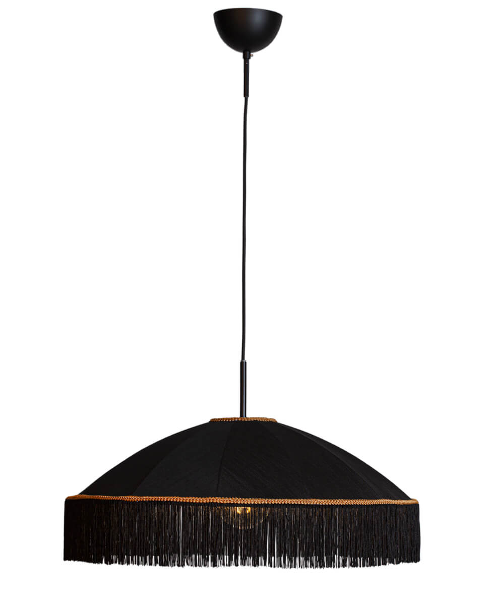 Francis Ø60 Negro Lámpas de techo De By Rydéns - La lámpara está equipada con un cable textil de 1,2 metros de largo y el soporte de techo está hecho de metal negro mate.