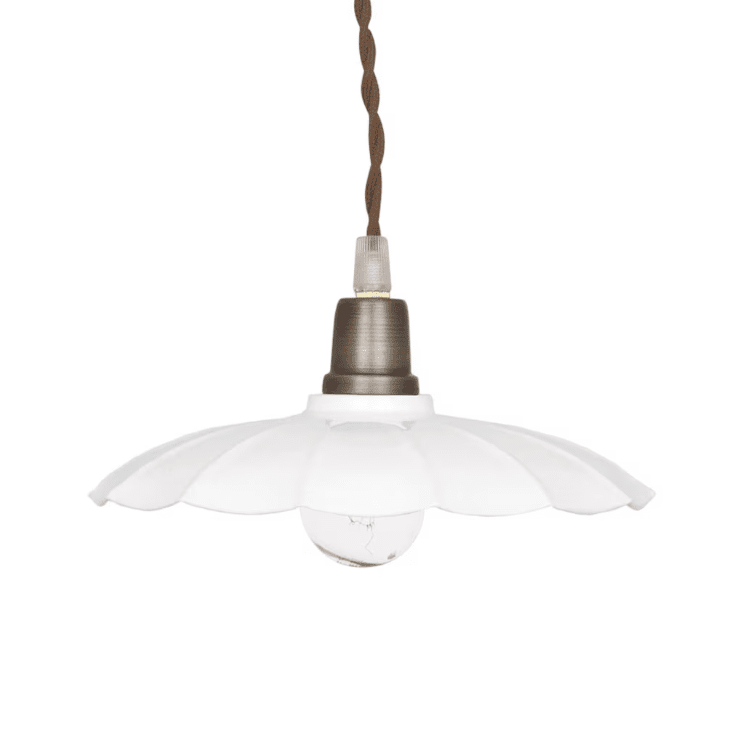 Gustav Ø20 Blanco lámpara de ventana De Strömshaga - Una elegante l&aacute;mpara de techo, peque&ntilde;a y delgada, que encaja perfectamente encima de una mesa de cocina, en una ventana o en un dormitorio.