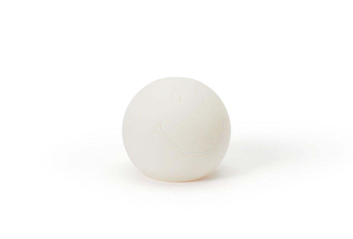 Bundle of Light - Smiley Mini Blanco lámpara infantil De Mr Maria - Lleva un poco de luz y alegr&iacute;a a tu d&iacute;a y a tu hogar con esta encantadora l&aacute;mpara sonriente.