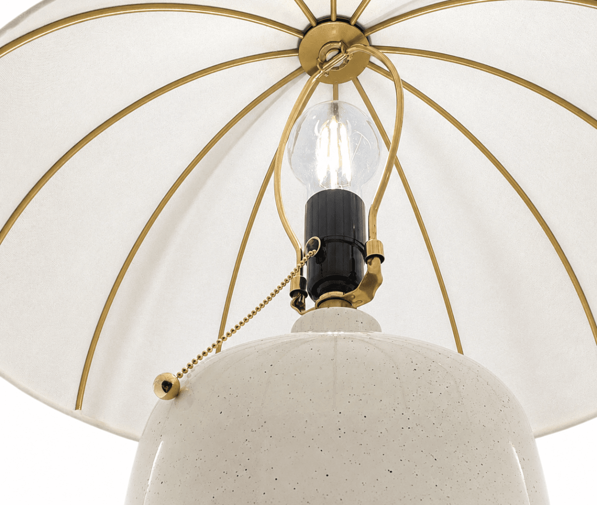 Crosby 70cm Blanco cremoso lámpara de mesa De Elstead Lighting - La tela permite el paso de la luz, creando un brillo agradable, mientras que la forma de la pantalla se convierte en un elemento decorativo.