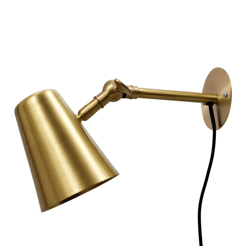 Vala Flex Latón mate lámpara de lectura De H. Skjalm P - La l&aacute;mpara de pared Vala Flex en lat&oacute;n mate es una l&aacute;mpara elegante y funcional con un brazo y una pantalla ajustables, lo que la hace ideal para dirigir la luz hacia donde se necesita.